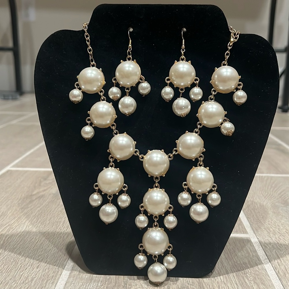 Pearl necklace and earrings set